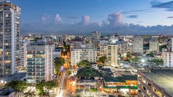 Ropa de cama de alta calidad y caja de seguridad en la habitación