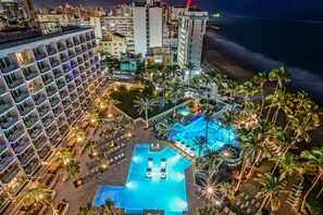 2 outdoor pools, pool umbrellas