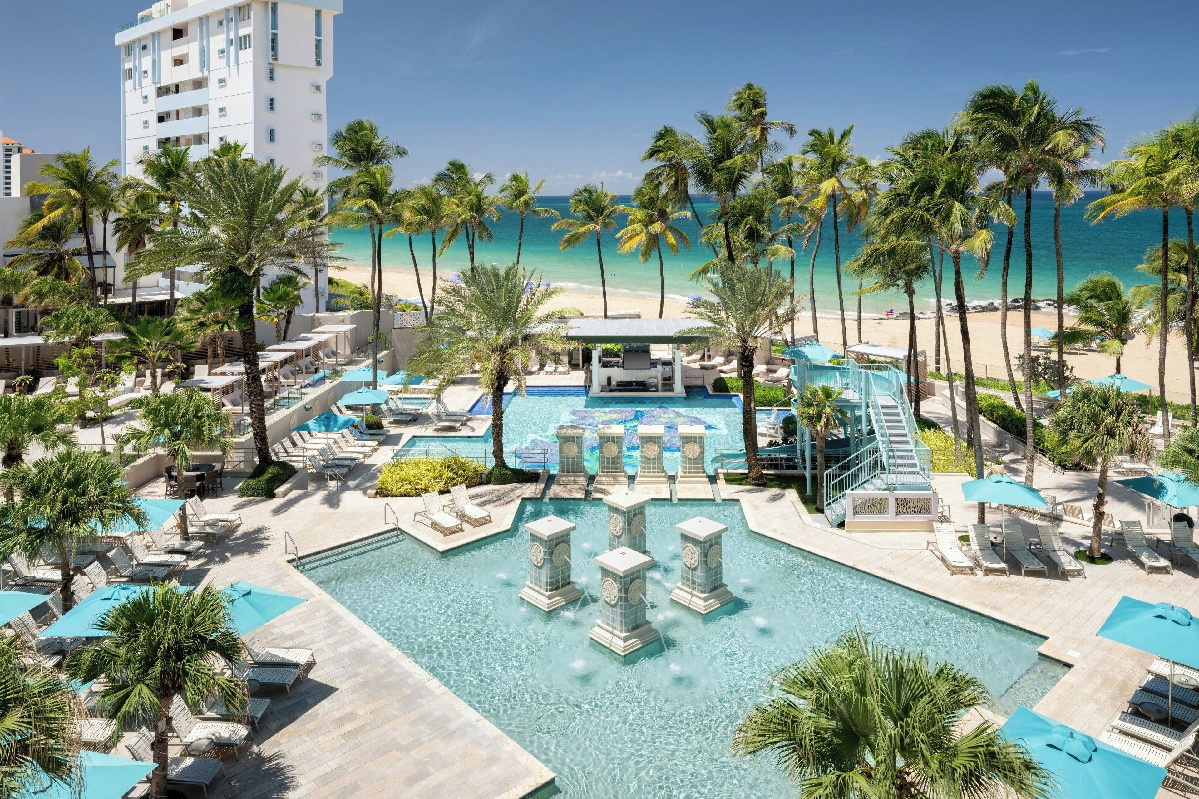 2 albercas al aire libre y sombrillas en la alberca 