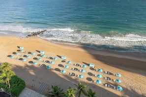 Am Strand, weiĂer Sandstrand, LiegestĂŒhle, Sonnenschirme