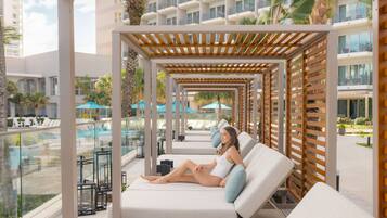 2 outdoor pools, pool umbrellas