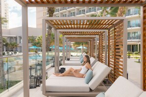 2 outdoor pools, pool umbrellas