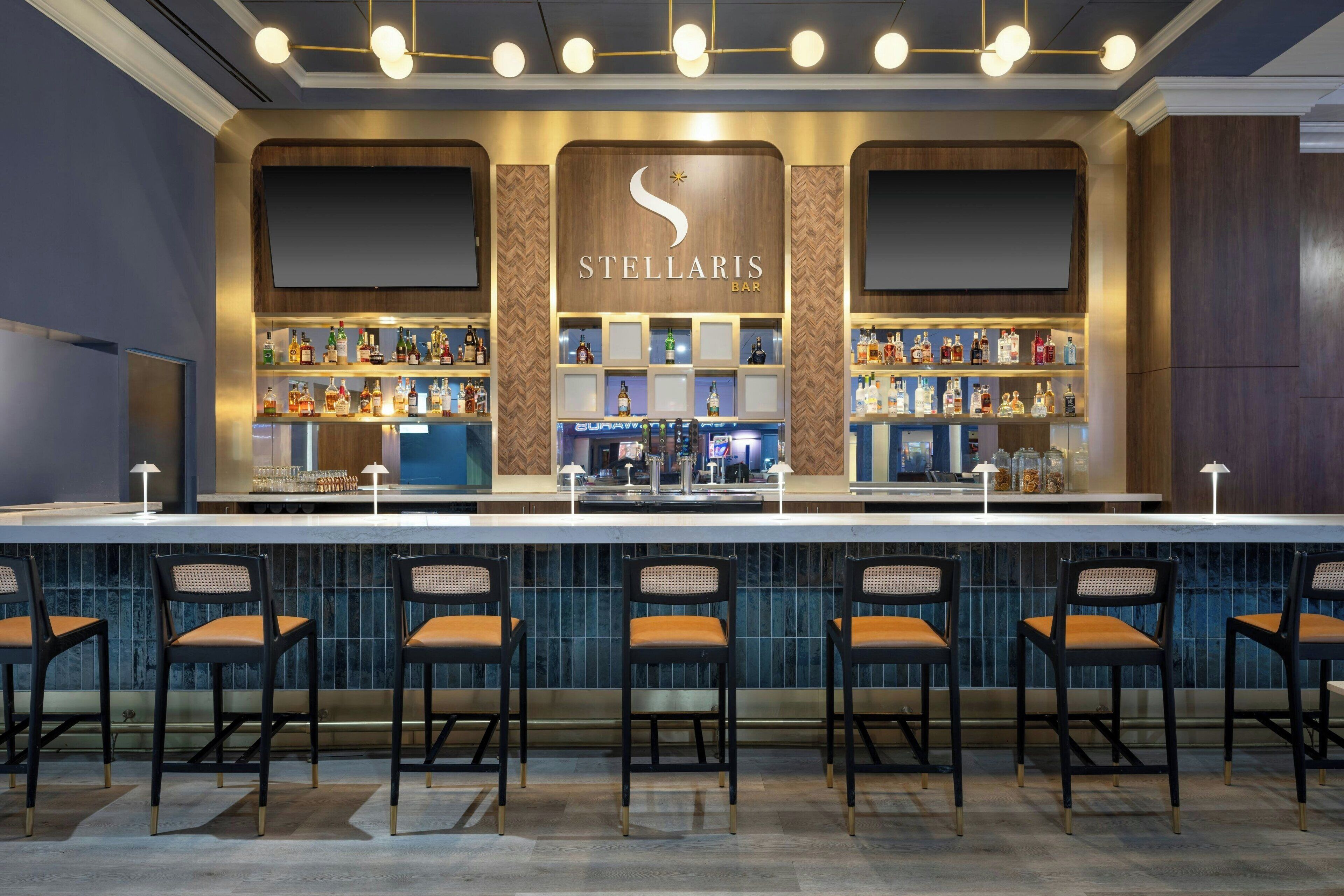 3 bar/lounge, bar kolam renang, bar tepi kolam renang, dan bar pantai