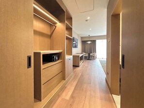 Premium Suite, City View | Premium bedding, in-room safe, desk, laptop workspace - Antaris Cintermex (Monterrey)