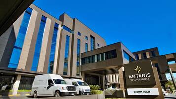 Vista frontal de la propiedad