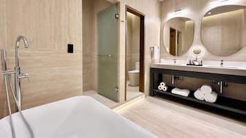 Suite Premium, vista a la ciudad | Baño | Tina y regadera independientes y regadera tipo lluvia