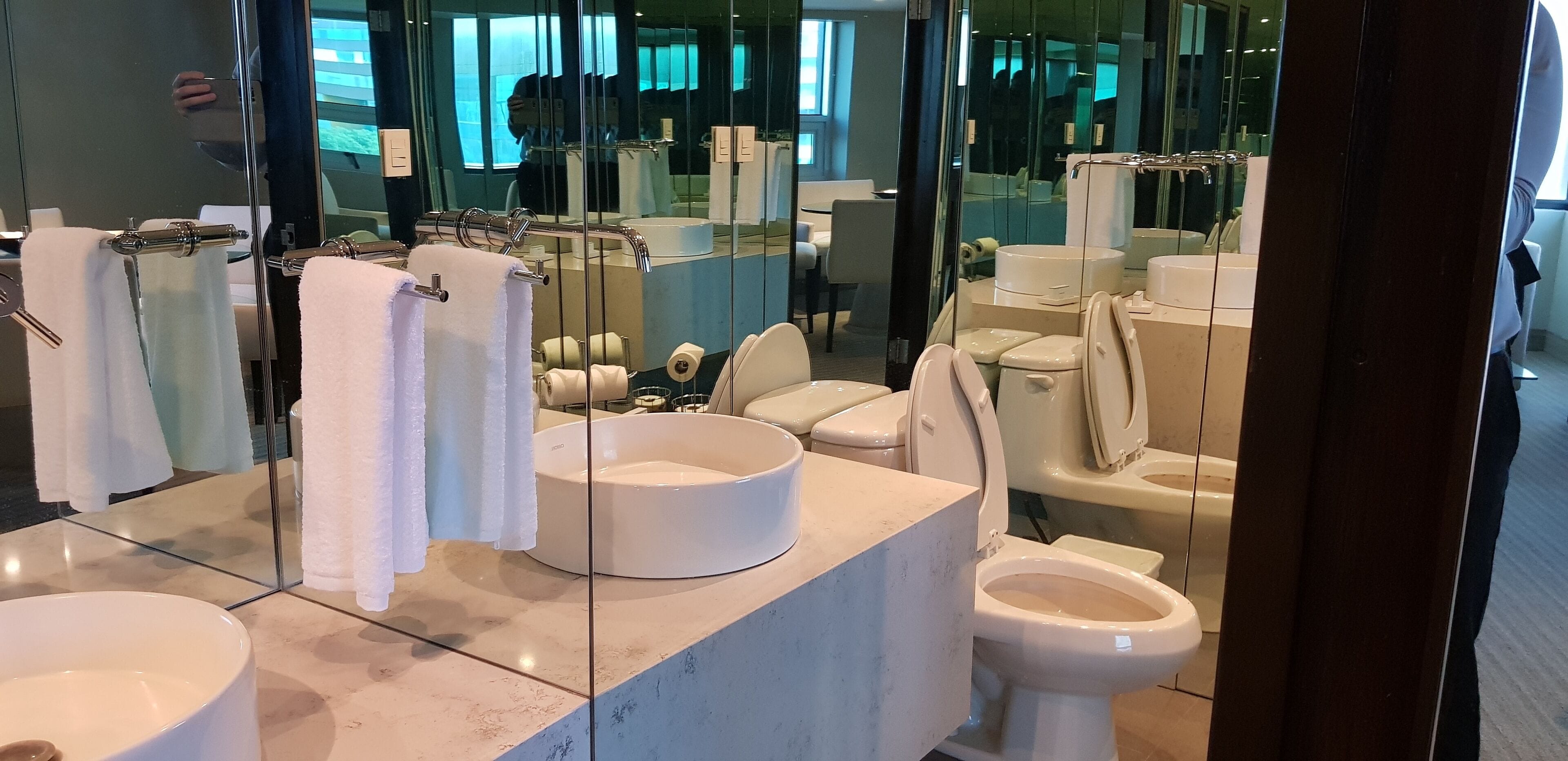 suite (presidential suite) | bathroom | shower, free toiletries, towels