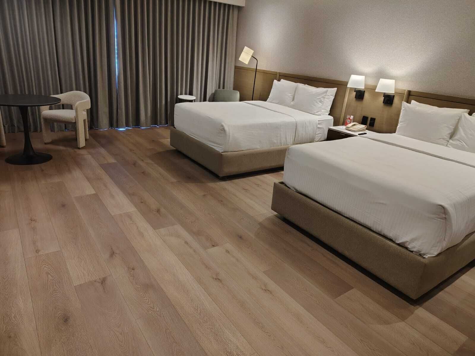 Ropa de cama de alta calidad y caja de seguridad en la habitación 