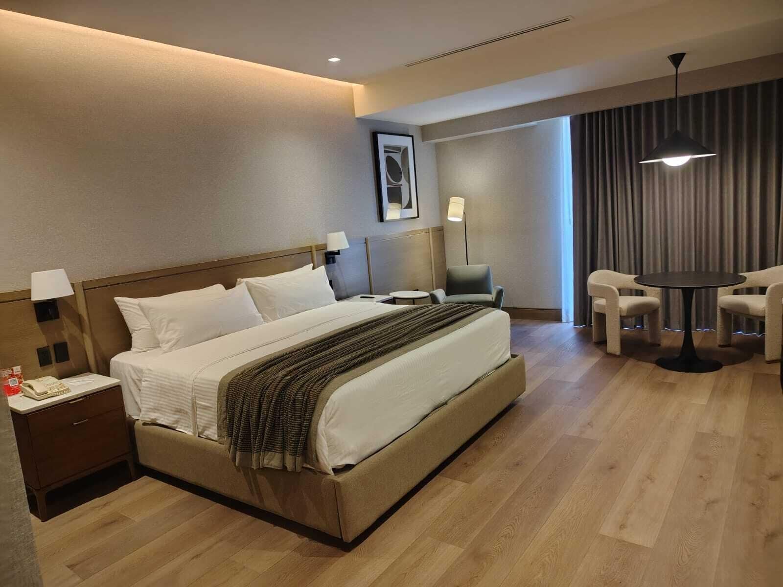 Ropa de cama de alta calidad y caja de seguridad en la habitación 