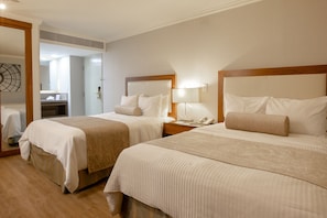 Standard Room (Luxor Doble) | In-room safe, desk, blackout curtains, soundproofing