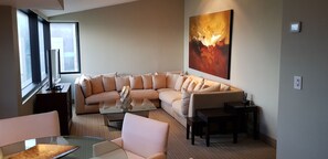 Suite (Presidential Suite) | Värdeförvaringsskåp på rummet, skrivbord och mörkläggningsgardiner