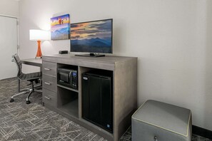 Surmatelas, bureau, fer et planche à repasser, lits bébé (gratuits)