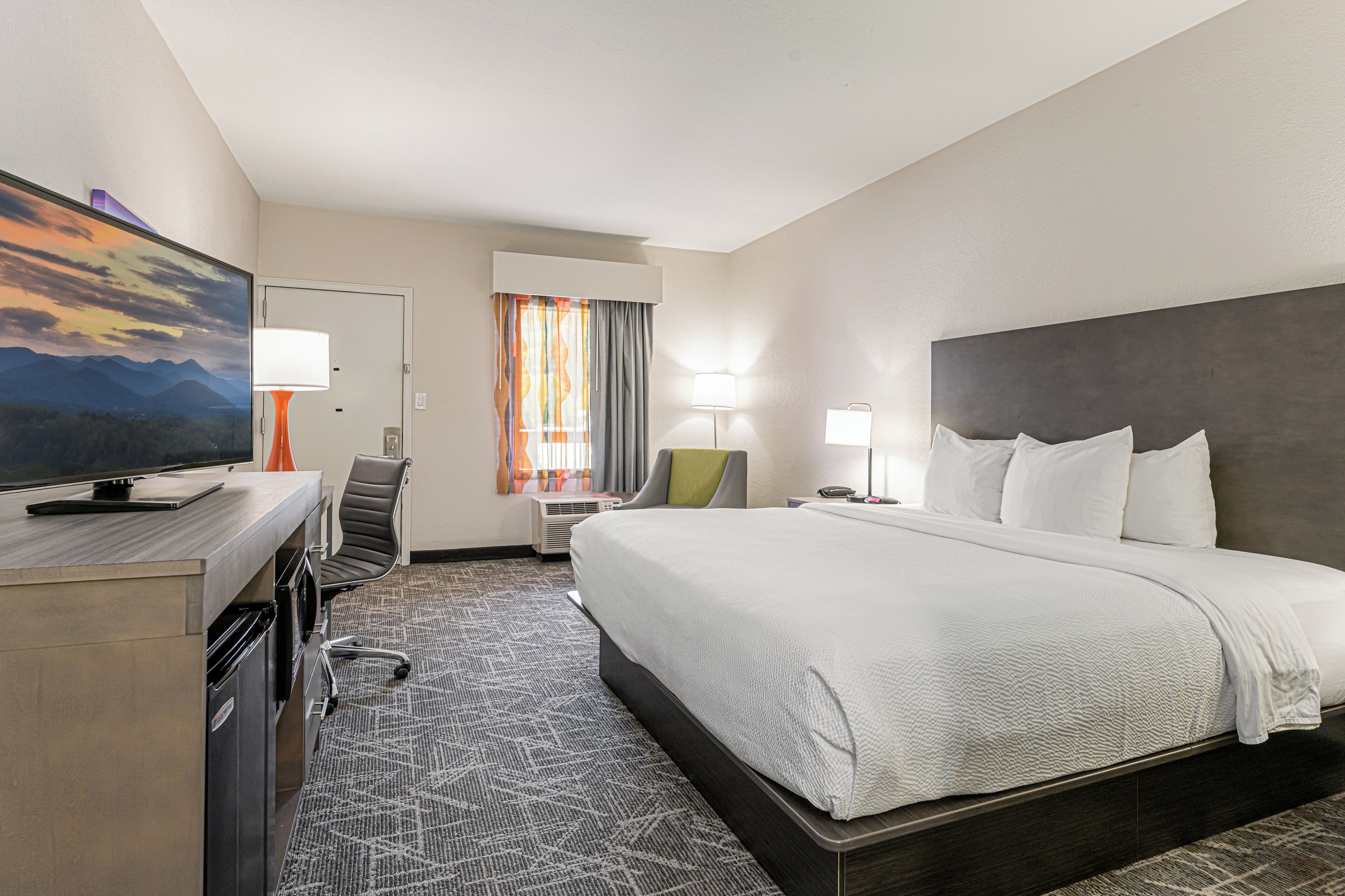 room, 1 king bed, non smoking | pillow-top beds, desk, iron/ironing board, free cots/infant beds