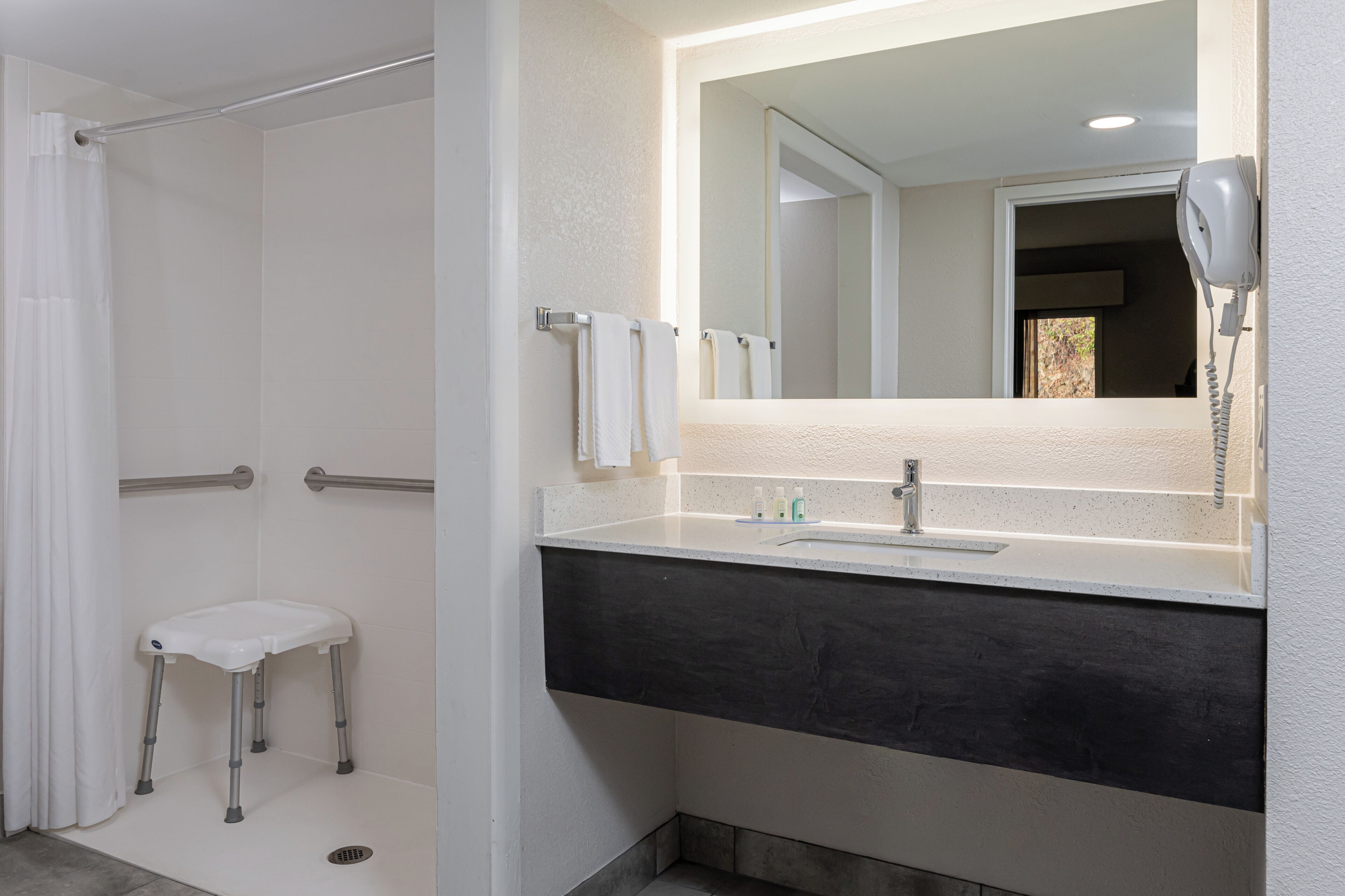 room, 1 king bed, accessible, non smoking | bathroom | combined shower/bathtub, hair dryer, towels