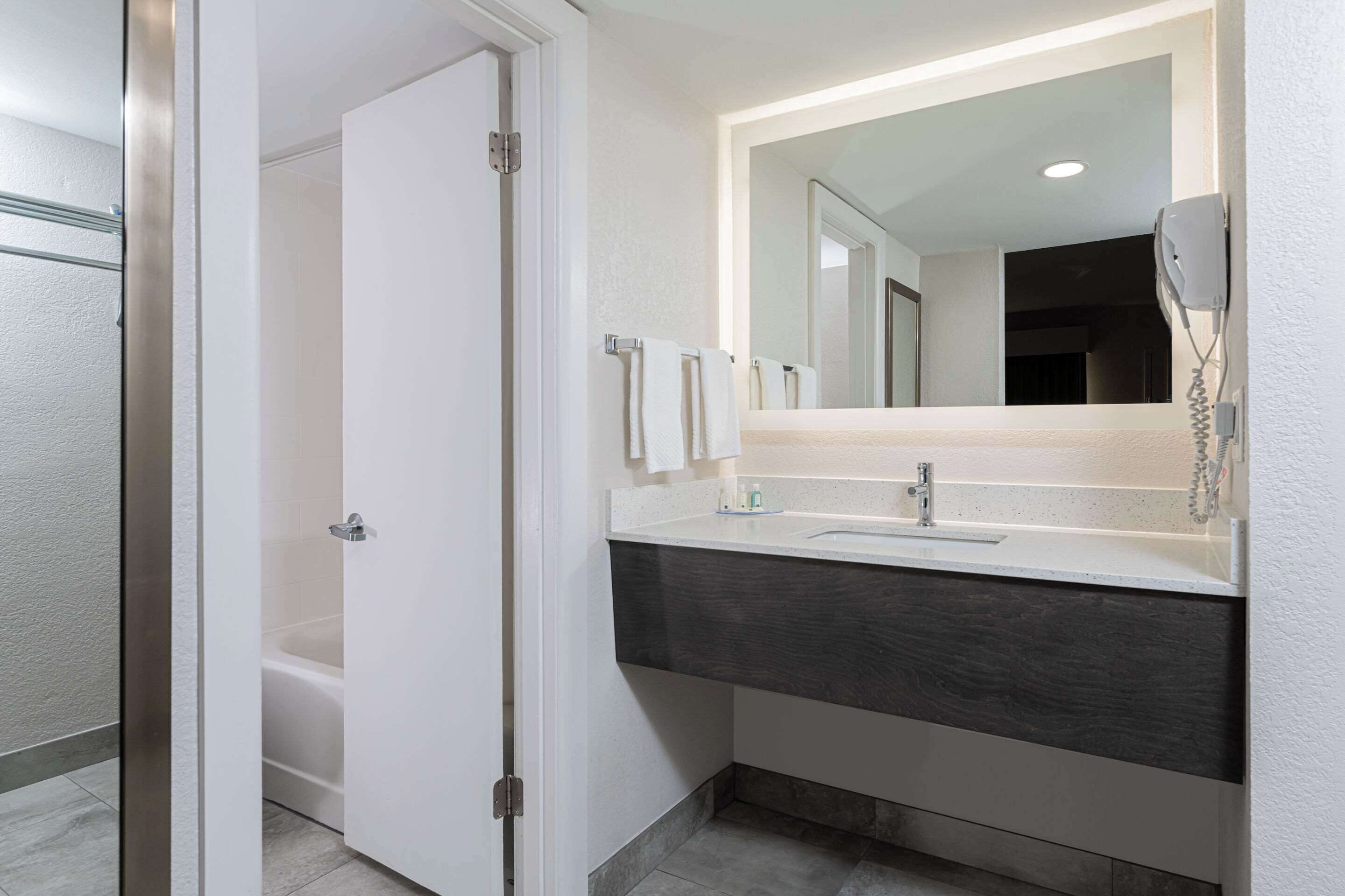 combined shower/bathtub, hair dryer, towels