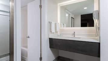 Combined shower/tub, hair dryer, towels