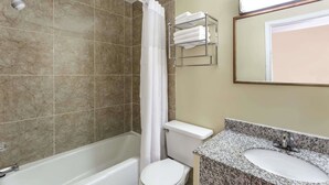 Ein Badezimmer mit Badewanne, Toilette und Waschbecken.