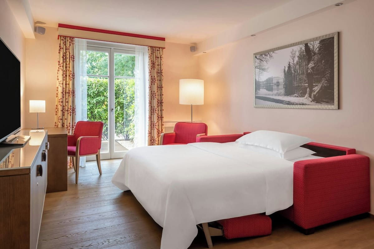 Studio Suite, 1 Bedroom, Park View | Premium bedding, minibar, in-room safe, desk