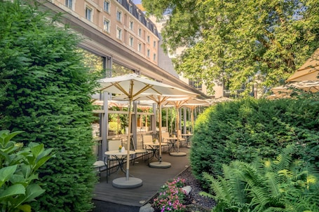 2 间餐厅,供应早餐、午餐和晚餐,地方菜