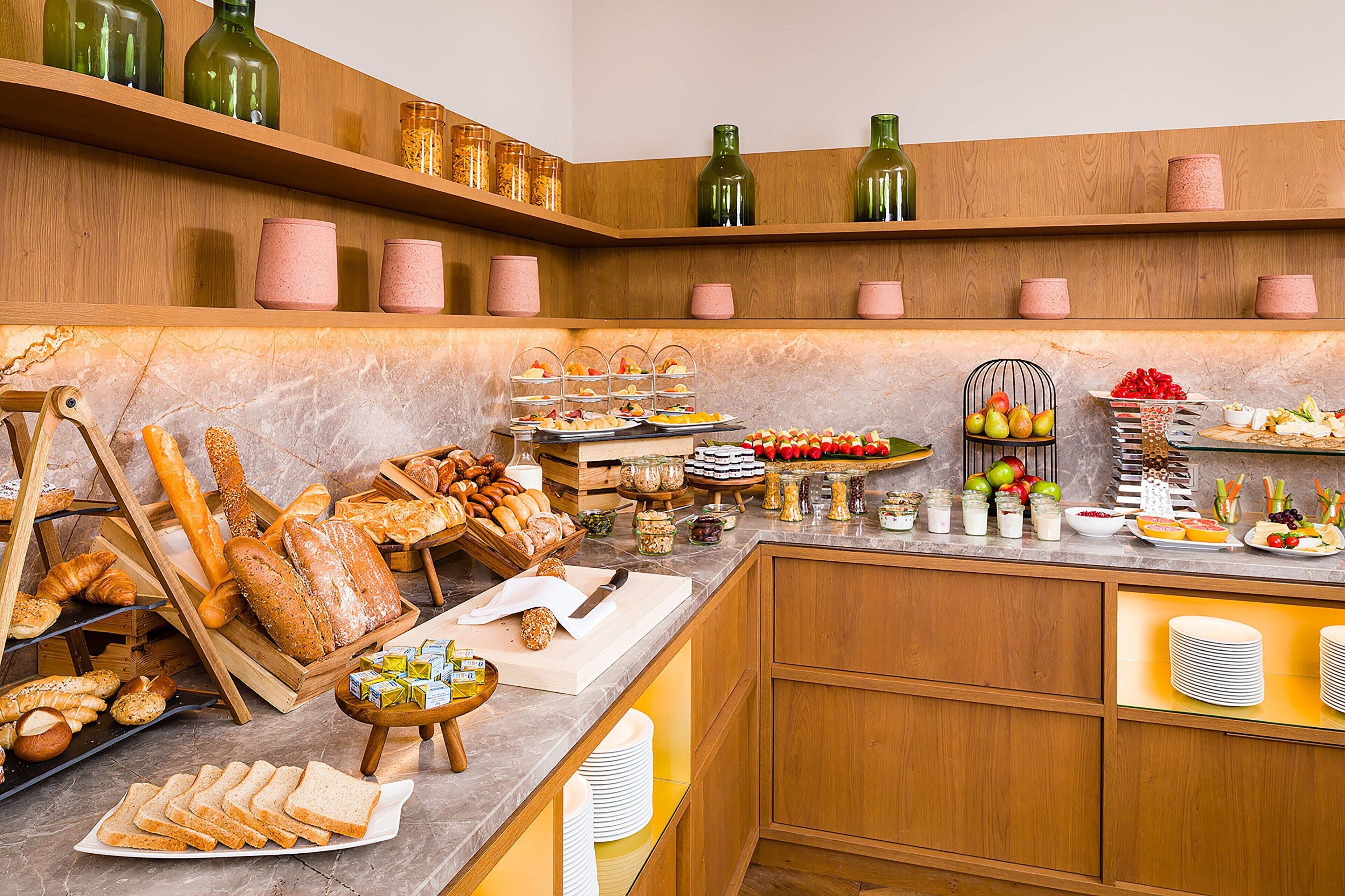 Daily full breakfast (EUR 37 per person)