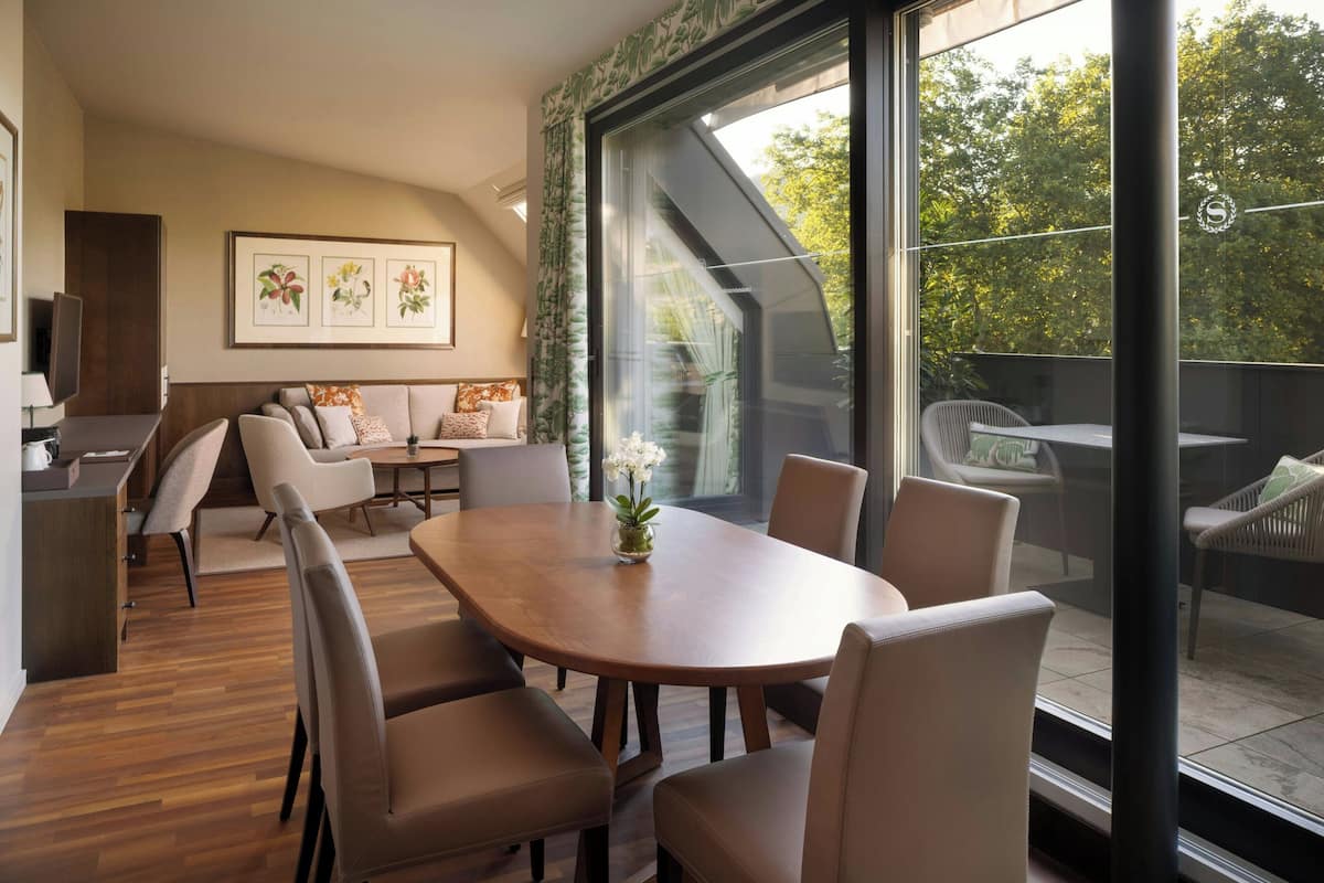 Suite, 1 Bedroom | Living room