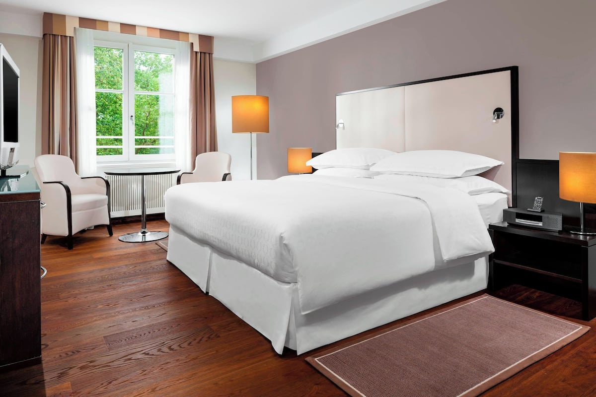 executive room, 1 double bed | 1 bedroom, premium bedding, minibar, in-room safe