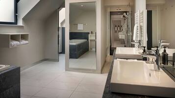 Sviitti, 1 makuuhuone | Kylpyhuone | Ilmaiset hygieniatuotteet, hiustenkuivaaja, kylpytakit, tohvelit