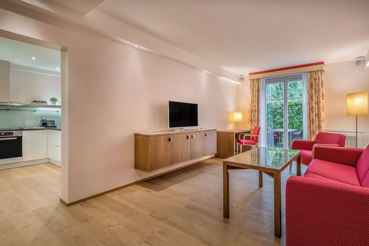 Studio Suite, 1 Bedroom, Park View | Living room | 100-cm flat-screen TV with satellite channels, TV