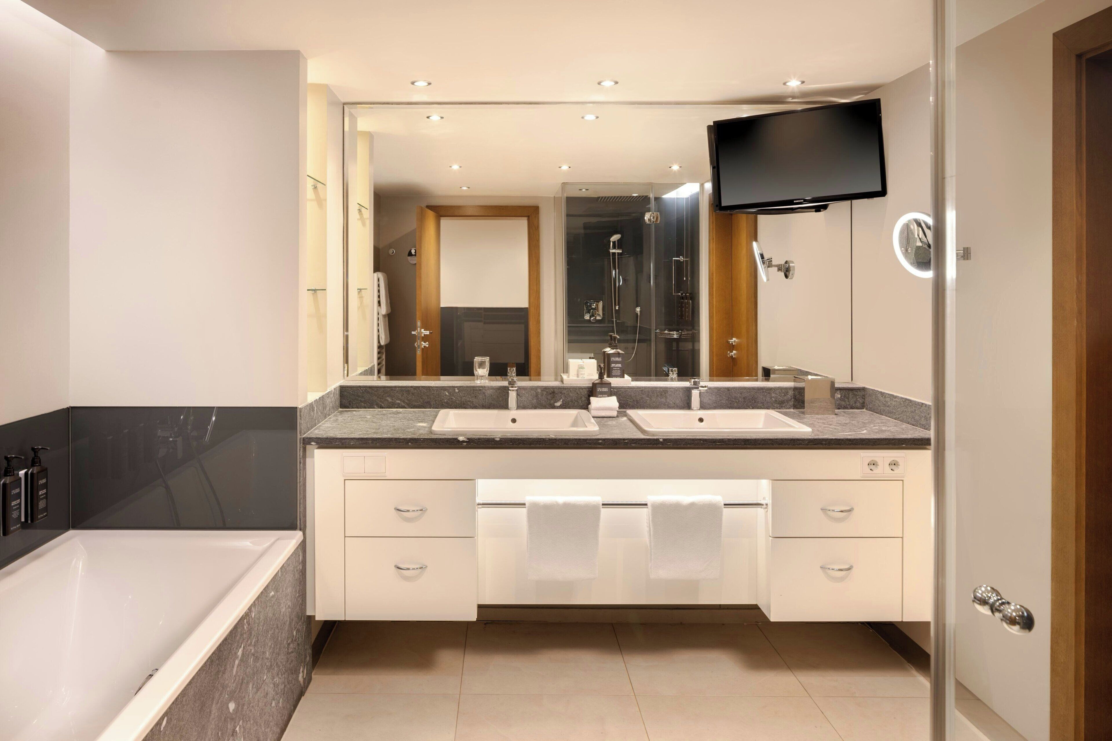 Grand-Suite, 1 Schlafzimmer | Badezimmer | Kostenlose Toilettenartikel, Haartrockner, Bademäntel, Hausschuhe