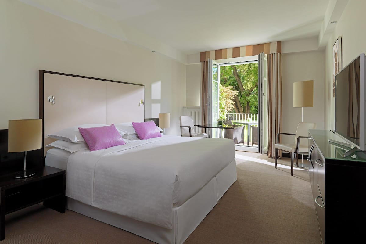 Room, 1 King Bed, Terrace, Park View | 1 bedroom, premium bedding, minibar, in-room safe