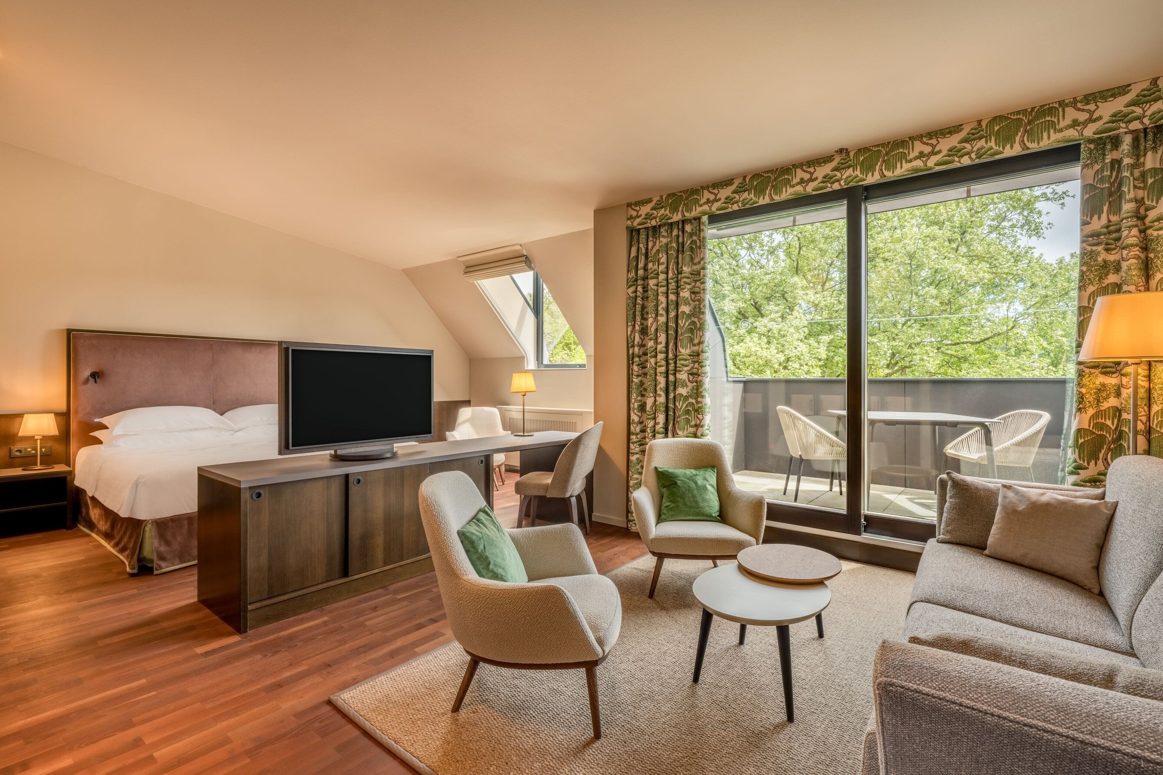 Suite - 1 soveværelse - parkudsigt | Premium-sengetøj, minibar, pengeskab på værelset, skrivebord