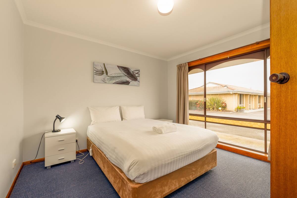 Family Room | Iron/ironing board, WiFi (free), alarm clocks, bed sheets