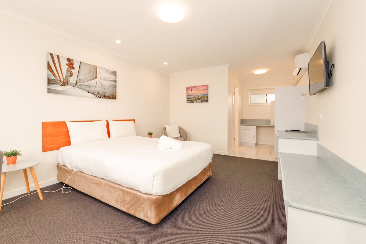 Queen Room | Iron/ironing board, WiFi (free), alarm clocks, bed sheets