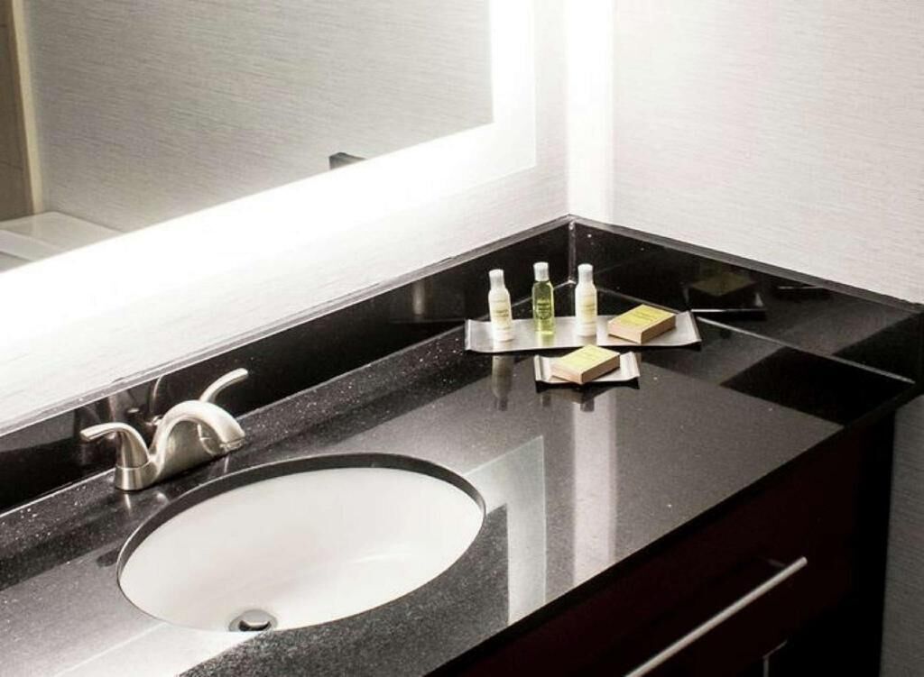 Baño | Tina con regadera, amenidades de baño gratuitas, secadora de cabello 