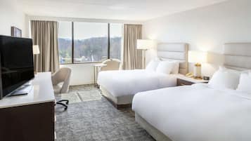 Hypo-allergenic bedding, in-room safe, desk, blackout drapes