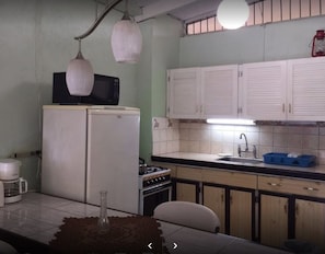 Full-sized fridge, oven, stovetop, rice cooker - Walmer Lodge Apartments (Bridgetown)