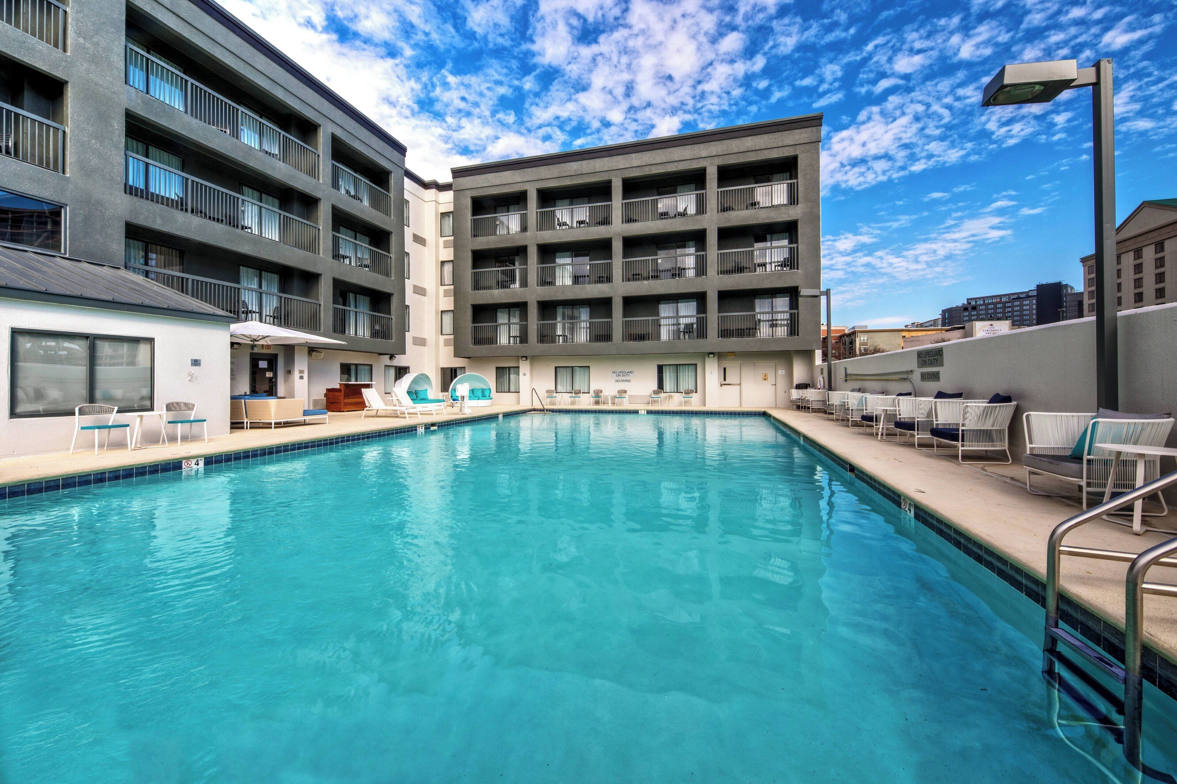 Kolam renang outdoor musiman