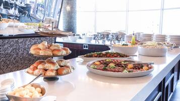 Petit déjeuner, déjeuner et dîner servis sur place