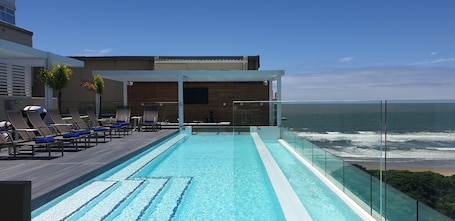 Una piscina techada, una piscina al aire libre. The Blue Waters Hotel