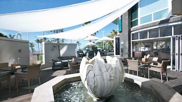 Bar de cocteles, con vista a la playa