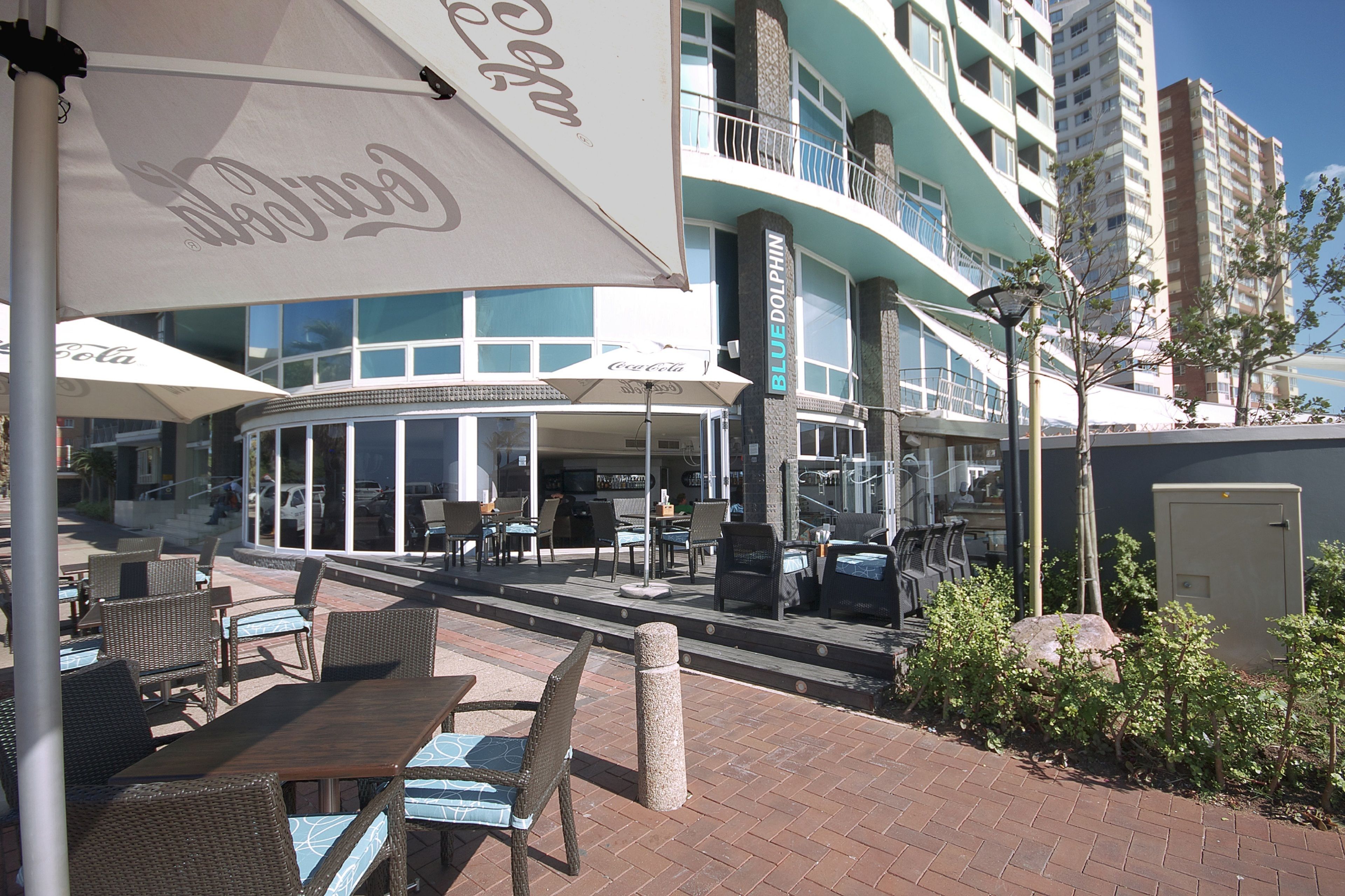 Cocktail bar, beach views