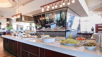 Frokost, lunsj og middag serveres, utsikt mot havet