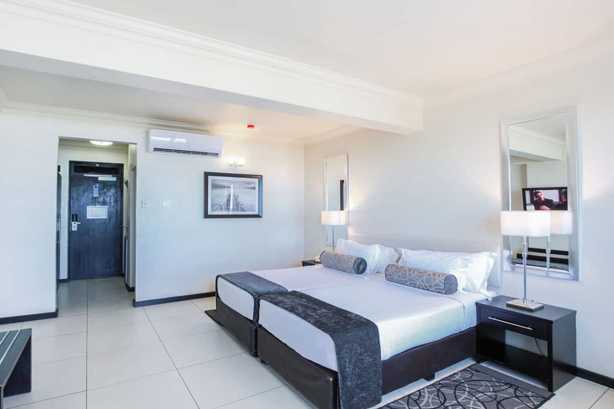 Deluxe Twin Room – Sea Facing | In-room safe, desk, blackout drapes, rollaway beds (surcharge)
