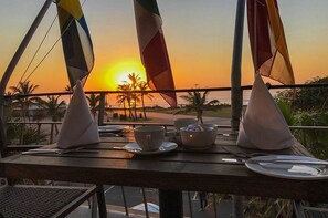 Breakfast, lunch, dinner served; sea views 