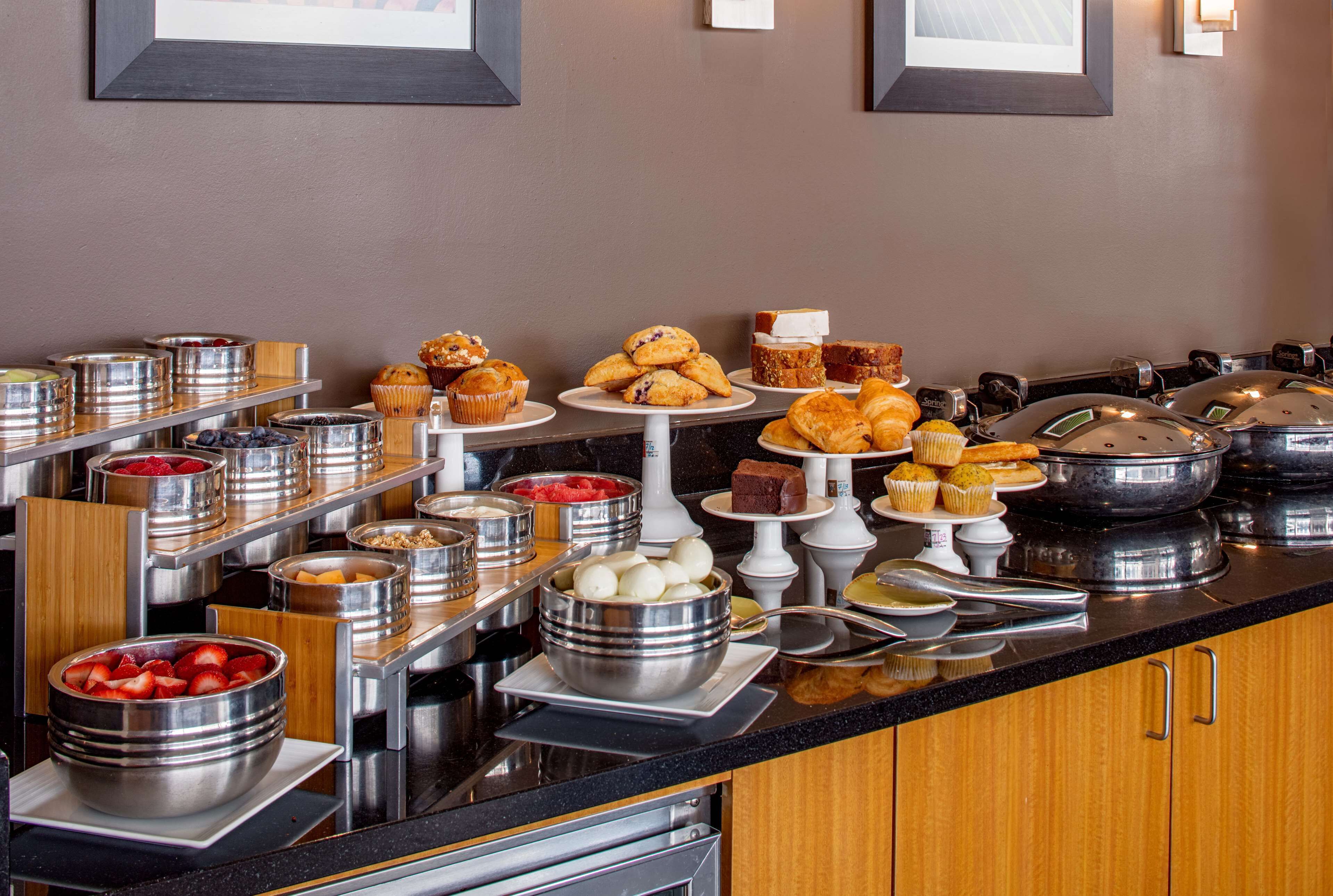 供應早餐和晚餐，美國料理