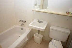 Habitación estándar, 1 cama Queen size | Baño | Tina con regadera, amenidades de baño gratuitas, secadora de cabello 