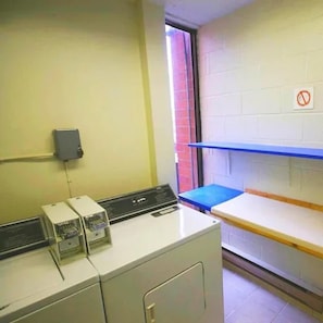 Bureau, système d’insonorisation, lit de bébé (supplément)