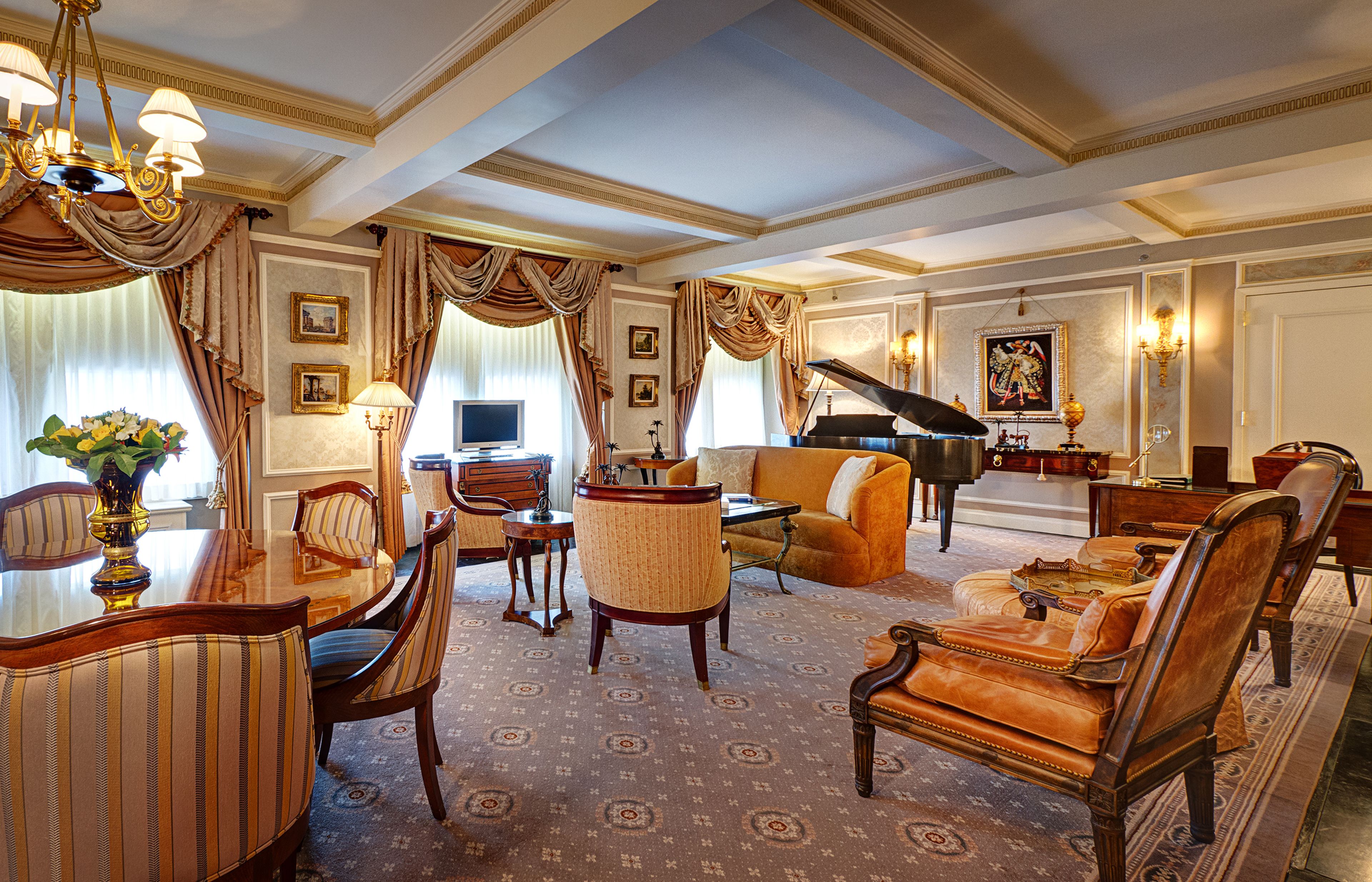 presidential suite, 1 king bed | premium bedding, minibar, in-room safe, desk