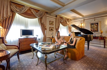 Presidential Suite, 1 King Bed | Premium bedding, minibar, in-room safe, desk at Hotel Elysee by Library Hotel Collection