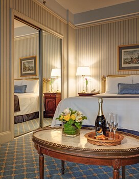 Deluxe Room, 1 Queen Bed | Premium bedding, minibar, in-room safe, desk at Hotel Elysee by Library Hotel Collection